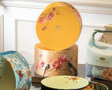 Load image into Gallery viewer, Ya Ge Homemade Egg Custard Mooncake Gift Box (6 Pieces)