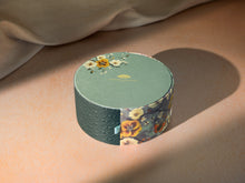 Load image into Gallery viewer, Cantonese Mooncake Gift Box (6 Pieces)