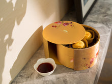 Load image into Gallery viewer, Ya Ge Homemade Egg Custard Mooncake Gift Box (6 Pieces)